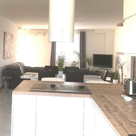 Lovely 3 Bedroom Apartment In Quiet Area W/ Pool Pula Exteriör bild