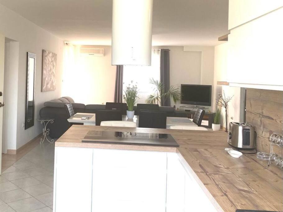 Lovely 3 Bedroom Apartment In Quiet Area W/ Pool Pula Exteriör bild